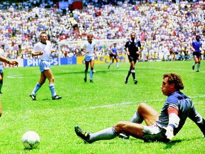 Maradona regatea a Peter Shilton antes de anotar su segundo gol en el partido entre Argentina e Inglaterra de cuartos de final del Mundial de México 86.