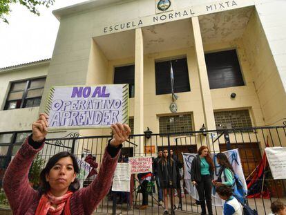 Protesta en una secundaria p&uacute;blica de Buenos Aires contra la evaluaci&oacute;n educativa del Gobierno de Macri.