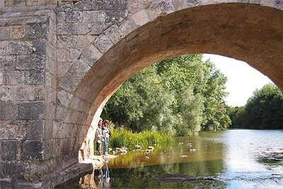 Puente de origen romano en el río Arlanza a su paso por Tordómar (Burgos).