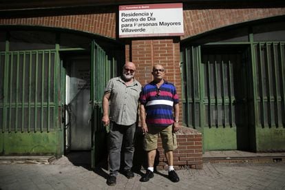 El presidente de la residencia LGTB de Villaverde, Carlos (izquierda) y un futuro residente.