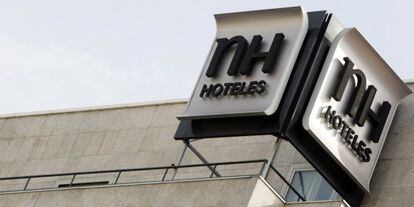 Logo de NH en un hotel en Madrid.