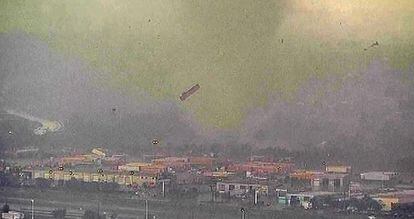 En el centro de la imagen, un tráiler vuela por los aires engullido por el bestial tornado texano.