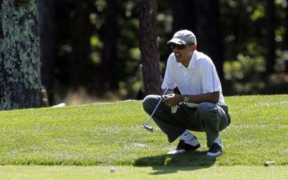 El presidente Barack Obama juega al golf en su primer d&iacute;a de vacaciones