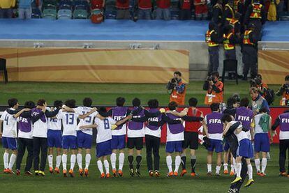Los jugadores coreanos celebran su pase a octavos tras empatar con Nigeria.