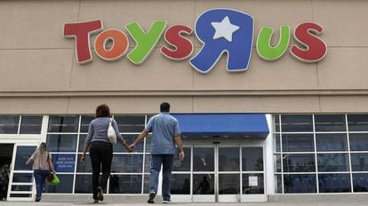 Varias personas entran a la tienda de Toys R Us en San Antonio (EE UU).