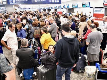 Pasajeros atrapados en Aeroparque, el aeropuerto metropolitano de Buenos Aires.