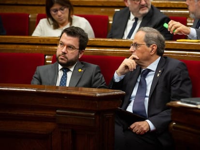 El vicepresidente y el presidente de la Generalitat, Pere Aragonès y Quim Torra, sentados en sus escaños en el Parlament. En vídeo, la portavoz de JxCat, Laura Borràs, en una rueda de prensa.