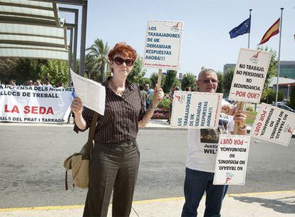 Protesta de los trabajadores de La Seda de Barcelona frente a la entrada del hotel donde se celebró la junta de accionistas.