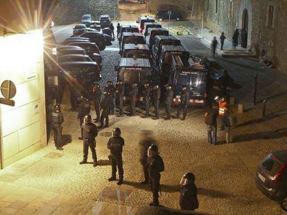 Los agentes antidisturbios de los Mossos d&#039;Esquadra en un momento de la acci&oacute;n. 