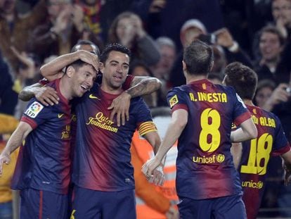 Messi, felicitado por Xavi, Jordi Alba e Iniesta. 