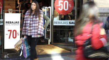Un comercio durante las rebajas de invierno.