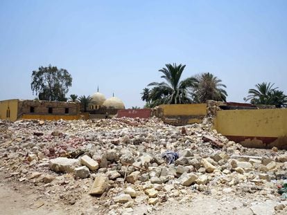 Una construcción demolida en el cementerio de Imam al-Shafi de El Cairo.