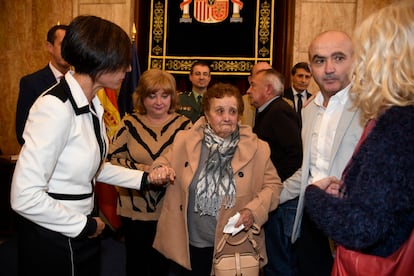 María Morales, madre de Juan Mañas, es sostenida por su hijo Francisco y por la directora general de la Guardia Civil, María Gámez, el pasado 20 de enero en el acto de reparación a las víctimas del 'caso Almería'.