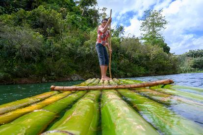 En el río Toa (el más caudaloso de Cuba), las balsas de bambú (cañambú en la forma local) sigue siendo el principal medio para desplazar personas y mercancías a través de sus aguas.