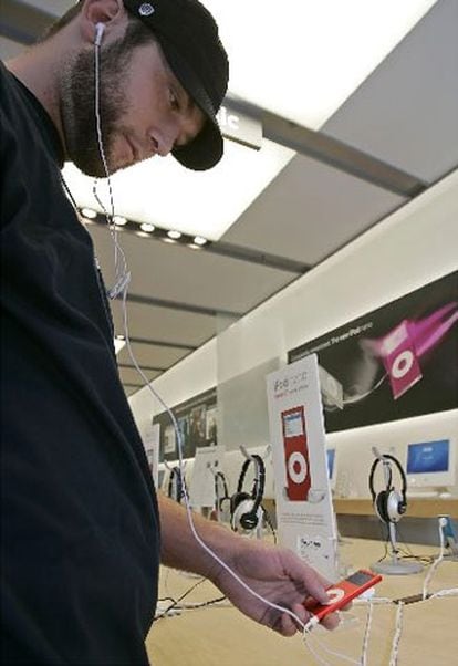 Un usuario prueba un an iPod en una tienda de Apple en Salt Lake City, en Utah. El reproductor de la marca de los Macintosh cumple cinco años.