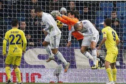 Cristiano Ronaldo se anticipa a la salida de Diego López en el remate que supuso el empate a dos en el marcador.