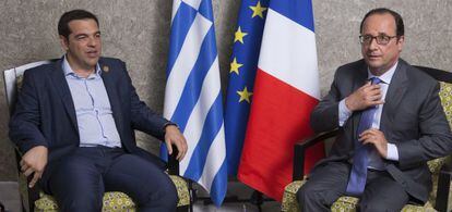El primer ministro griego, Alexis Tsipras, y el presidente franc&eacute;s, Fran&ccedil;ois Hollande, en Egipto antes de la inauguraci&oacute;n de la extensi&oacute;n del canal de Suez