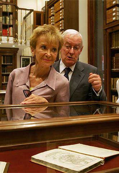 María Teresa Fernández de la Vega y Víctor García de la Concha, director de la RAE, ayer.