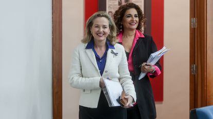 Las ministras Nadia Calviño y María Jesús Montero, a su llegada a una rueda de prensa en La Moncloa el 16 de febrero.