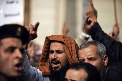 Fieles al presidente Morsi protestan ante el Tribunal Constitucional en El Cairo.
