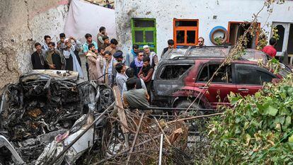 Vecinos y familiares de las diez víctimas mortales por el ataque de un dron en Kabul, el 30 de agosto.