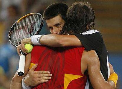 Rafael Nadal se abraza con Novak Djokovic.