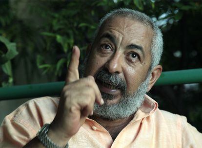 El escritor cubano Leonardo Padura, durante la entrevista en el patio de su casa en Mantilla, cerca de La Habana.