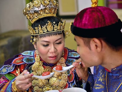 Una pareja come sopa dulce con bolas de arroz en la ceremonia de su boda 
 Baba Nyonya en Malasia. 