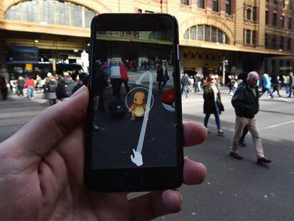 Una persona jugando al nuevo 'Pokemon Go' en las calles de Melbourne, Australia.