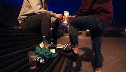 Adolescents beuen alcohol en un parc.