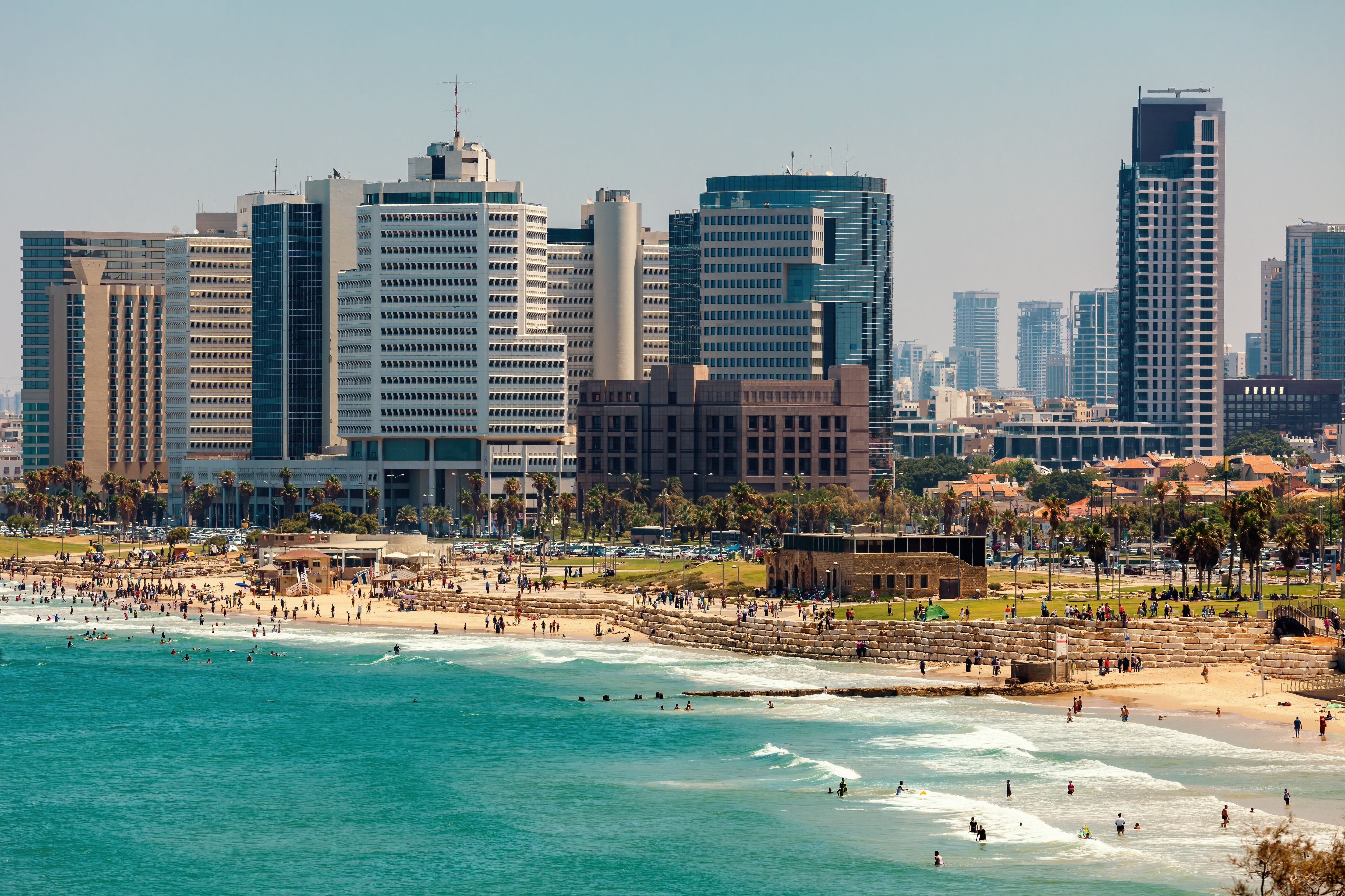 El paseo marítimo y los rascacielos bordeando una de las playas urbanas de Tel Aviv.