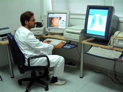 La telemedicina se practica ya en decenas de centros sanitarios de comunidades como Andalucía.