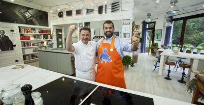 Los cocineros Mart&iacute;n Berasategui y David de Jorge, en la cocina del programa.