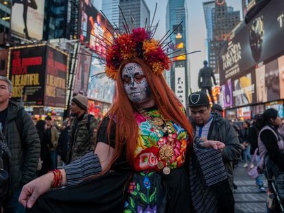 Una mujer disfrazada de catrina en Nueva York.