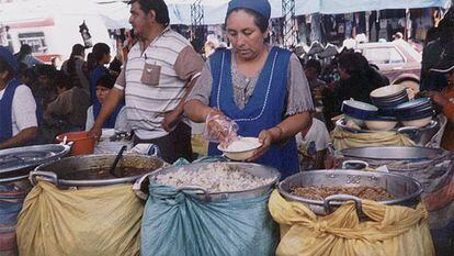 Herminia Medrano, en su puesto de comidas en el mercado de El Alto, en Bolivia.