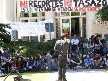 Clase impartida en el rectorado de la Complutense en apoyo a los alumnos encerrados por no poder pagar la matr&iacute;cula.
