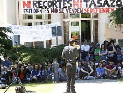 Clase impartida en el rectorado de la Complutense en apoyo a los alumnos encerrados por no poder pagar la matrícula.