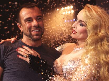 Thierry Mugler junto a su musa, Jerry Hall, en 1995.