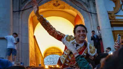 Roca Rey, a hombros por la Puerta del Príncipe.