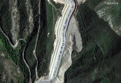 Columna de vehículos a lo largo de la carretera próxima a la frontera con Armenia con Azerbaiyán, en el corredor de Lachín (Nagorno Karabaj), el jueves.