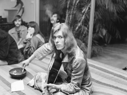 David Bowie, en enero de 1971, en una fiesta en la casa del promotor musical Rodney Bingenheimer, en Los Ángeles, California.