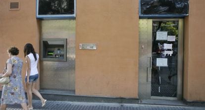 Una oficina del BBVA cerrada en Madrid. 