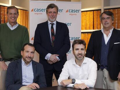 De pie, de izquierda a derecha: Martín Huete, vicepresidente de AEFI; Juan José Cotorruelo, director de Vida y Pensiones de Caser Seguros; Antonio Botas, consejero delegado de Finect. Sentados: David Conde, director general de Coinscrap; Igor Alonso, consejero delegado de Accurate Quant.