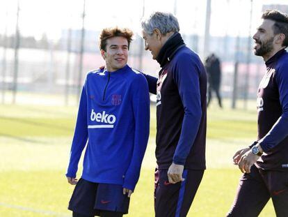 Setién, en su primer entrenamiento, con Riqui Puig.