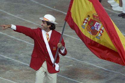 El jugador de waterpolo Manel Estiarte, oro en Atlanta y plata en Barcelona, fue el abanderado en Sidney 2000.