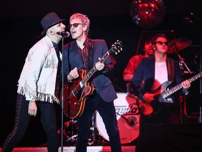 Alejo Stivel y Ariet Rot (Tequila) actuando en la plaza Mayor durante la fiesta de Los40 Classic.