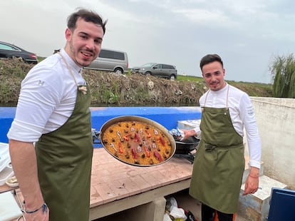 Javier Sanz y Juan Sahuquillo, de Cañitas Maite, con su arroz de carabineros de Huelva, mejillones de las rías gallegas y alcachofas.