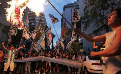 Manifestantes queman la bandera británica en Buenos Aires.