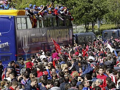 El autobús con los jugadores del Atletico salen del Calderón.