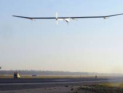 El avión solar "Solar Impulse" que tenía previsto partir mañana de Rabat rumbo a Madrid, en su viaje de vuelta a Suiza, retrasará al menos 48 horas el vuelo debido a condiciones meteorológicas desfavorables. EFE/Archivo